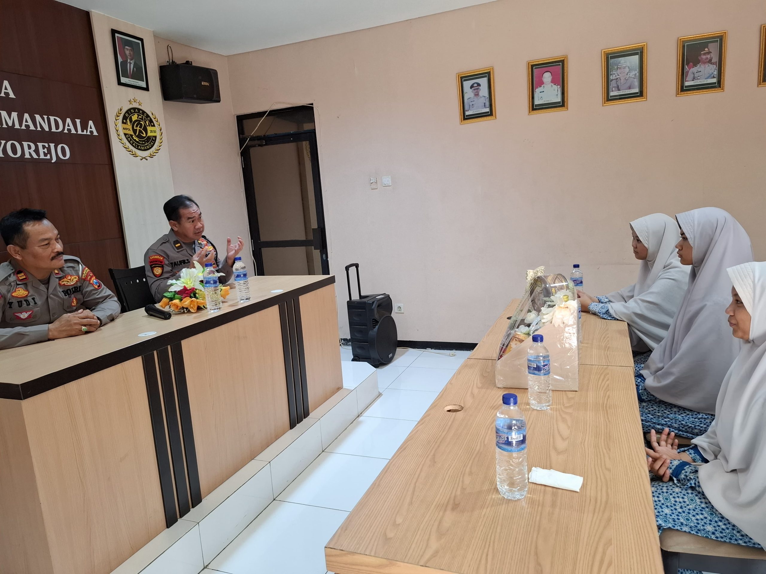 smp luqman al hakim putri surabaya silaturahmi ke kapolsek